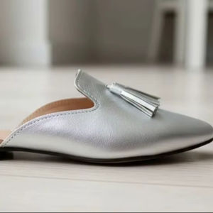 รองเท้าส้นเตี้ยหนังสีเงินสำหรับผู้หญิง – รองเท้าส้นเตี้ยแบบสวมปลายแหลมทำมือพร้อมพู่ห้อย – รองเท้าสไตล์โมร็อกโก - Product Image 1