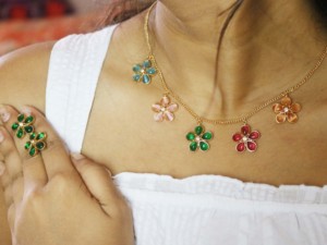 Conjunto de Joyería de Flores de Cuarzo - Collar y Pendientes Hechos a Mano en Latón Chapado en Oro de 18k - Product Image 3