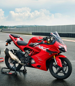 Motocicleta TVS "APACHE RR 310" Deportiva Roja con Asiento Negro y Escape Plateado en la Pista, TVS Apache RR 310 Plateada - Product Image 1