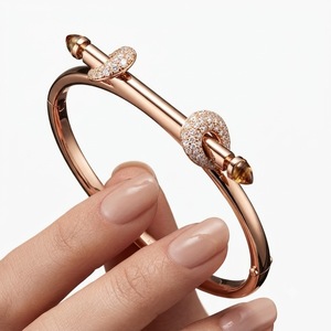 กำไลข้อมือทองคำแท้ 14K 18K ประดับเพชรแล็บ 0.56 กะรัต ดีไซน์สถาปนิกทรงกรงเล็บ ประดับเพชรแบบพาเว่ กำไลข้อมือทองคำรูปทรงประติมากรรม - Product Image 1