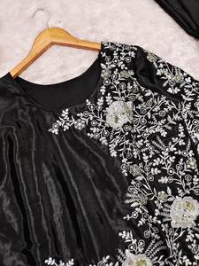 Sari de Seda Chinnon Preconfeccionado de Diseño con Bordado de Lentejuelas - Product Image 3