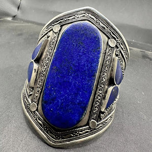 Pulsera ornamental con dijes de monedas tribales afganas, con cascabeles y colgantes de monedas detallados, para danza del vientre. - Product Image 1