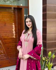 ชุดสูทสำเร็จรูปผ้าจอร์เจตต์เทียมปักลายดีไซน์เนอร์สำหรับงานปาร์ตี้ พร้อมกางเกงพลลาโซและผ้าคลุมไหล่ - Product Image 3