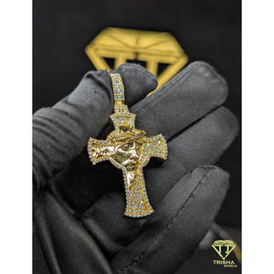 Pendentif visage de Jésus luxueux serti de diamants VVS cultivés en laboratoire, en argent sterling 925 plaqué or, par Trisha Jewels - Product Image 1