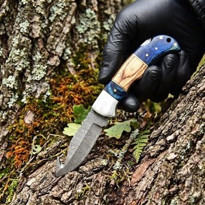 Couteau pliant artisanal en acier Damas de qualité industrielle avec manche en bois et étui en cuir pour le camping en plein air - Product Image 3