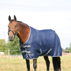 Manta impermeable para caballo, para uso en exteriores, fabricada con tela de poliéster 600D, sistema de cierre seguro. - Product Image 1