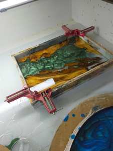 Plateau de service en bois et résine époxy Emerald River, fait main, bord naturel, plateau décoratif pour table basse - Product Image 4