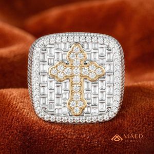 Anillo de Moissanita con Cruz Chapado en Oro de 14K para Hombre, Diseño de Joyería de Lujo con Incrustaciones de Baguette Estilo Hip Hop - Product Image 4