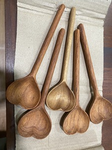 Cuillère de cuisine artisanale en bois naturel, écologique et réutilisable, pour cuisiner et servir - Product Image 6