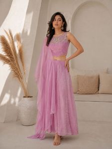 Conjunto de Lehenga Choli Rosa Bordado con Dupatta, Traje Tradicional Indio para Bodas y Fiestas para Mujeres - Product Image 1