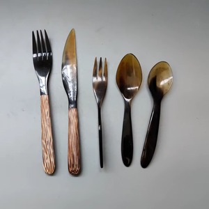 Ensemble de couverts en corne avec cuillère et couteau, poli et fabriqué en corne de mouton, avec manche, pour la cuisine et les restaurants. - Product Image 6