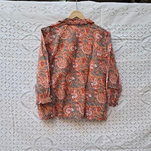 Chemisier de nuit élégant en coton imprimé floral dense terracotta grenade pour femme, avec manches bouffantes et col boutonné sur le devant, style bohème - Product Image 1