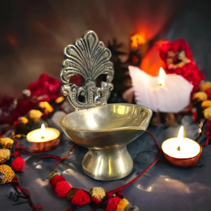Lampe à huile en laiton antique lourd en forme de paon avec clochettes suspendues pour mandir domestique, disponible à prix de gros. - Product Image 6