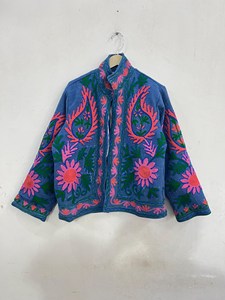 Veste courte en coton brodée Suzani bleue pour femme, motif floral rose, style bohème ethnique, faite à la main - Product Image 2