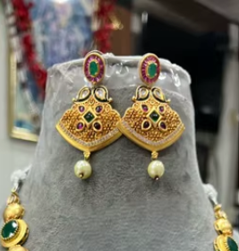 Conjunto de Collar y Pendientes de Latón Estilo Kundan Tradicional en Verde Real y Dorado para Novias, Ideal para Bodas y Fiestas - Product Image 2