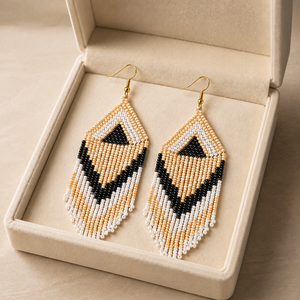 Boucles d'oreilles créoles longues bohèmes faites à la main Sstringz avec pompons et perles de rocaille pour femme, en acrylique et alliage de zinc, idéales pour les fêtes - Product Image 3
