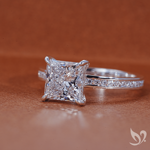 แหวนเพชรทรงปริ๊นเซสคัท 2 กะรัต เพาะเลี้ยงในห้องปฏิบัติการ รับรองโดย IGI ประดับเพชรแบบช่องและแบบฝังเต็มวง ตัวเรือนทองคำขาว 10K แหวนหมั้น - Product Image 2