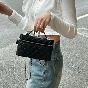 Sac à bandoulière matelassé noir avec chaîne, sac à main structuré pour les trajets quotidiens - Product Image 5
