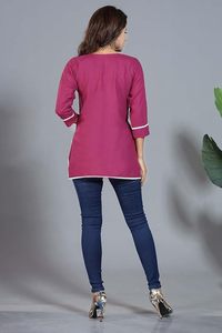 เสื้อคุर्ติผ้าฝ้ายปักลายสีชมพูสำหรับผู้หญิง สไตล์ลักนาวี ชิกันคารี เสื้อคลุมตูนิคสำหรับผู้หญิง แขนสามส่วน คอกลม เสื้อคุर्ตาสไตล์ชาติพันธุ์ - Product Image 4