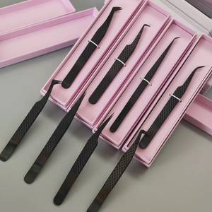 Juego de Pinzas para Pestañas de Acero Inoxidable de Precisión Morje Surgical MS-ET-0007, Puntas Suaves, 10 mm de Longitud, Agarre Perfecto, Empaque en Caja Rosa - Product Image 1