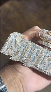 จี้เพชรโมอิสซาไนต์ทรงบาแกตต์แบบฮิปฮอป  จี้เงินแท้ 925 ประดับเพชรโมอิสซาไนต์  พร้อมสลักอักษรตามสั่ง สำหรับทุกเพศ - Product Image 4