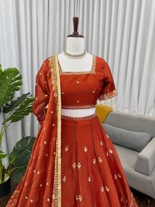 Conjunto Tradicional Indio de Lehenga Choli de Seda Krishma con Bordado de Hilos y Lentejuelas y Dupatta a Juego para Festivales - Product Image 5