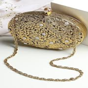 Bolso de mano ovalado de latón dorado con diseño de hojas en filigrana, detalles de cristal y correa de cadena, disponible al por mayor. - Product Image 1