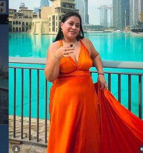 Robe longue maxi élégante et vibrante orange à col halter, décolleté plongeant en V, sans manches, dos nu, pour femme, robe de soirée fluide et stylée coupe trapèze - Product Image 2