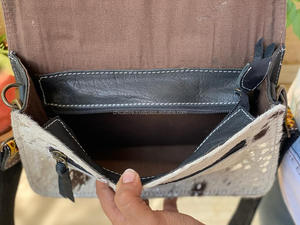 Sac en cuir repoussé à la main Sac à main Sac en bandoulière repoussé en fourrure de léopard Sac à main en cuir pour femmes Sacs en cuir - Product Image 6