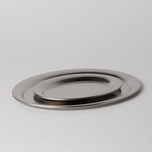 Assiettes de service ovales minimalistes en argent, ensemble élégant pour la présentation sur table en restauration et hôtellerie - Product Image 1