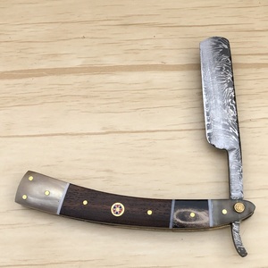 Rasoir à lames droites en acier Damas fait main et personnalisé avec manche en corne de bélier pour barbiers, rasoirs à barbe et à gorge - Product Image 1