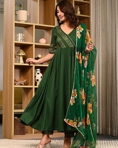 Salwar Kameez en soie rayonne imprimée verte KV avec pantalon et dupatta pour l'automne - Product Image 5