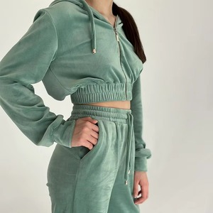 Conjunto Deportivo de 2 Piezas para Mujer, Modelo 2026, Chaqueta Corta con Capucha y Cierre Completo, Pantalones Jogger de Algodón, Personalizable con Logotipo OEM - Product Image 4