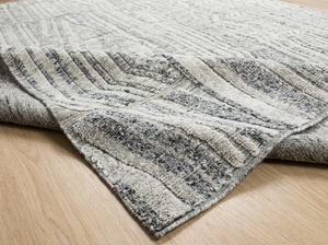 Tapis en patchwork à texture urbaine pour les intérieurs contemporains |   Tapis de sol artisanal gris avec motif linéaire superposé - Product Image 1