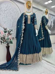 Salwar Kameez traditionnel indien en soie Noha brodée, coupe ajustée, avec dupatta de créateur et manches longues, idéal pour les mariages - Product Image 5