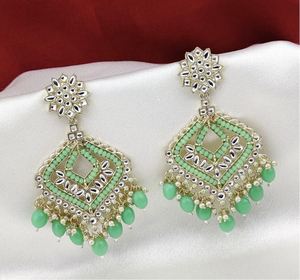 Pendientes de flor chapados en oro con cristales de imitación y perlas de imitación para mujer, ideales para bodas y fiestas. - Product Image 2