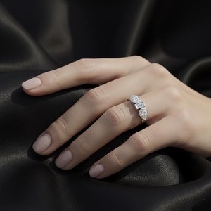 Bague à trois pierres en moissanite taille poire et taille baguette pour femme, en argent 925 original, bijoux de mariée modernes et raffinés, cadeau pour partenaires - Product Image 2