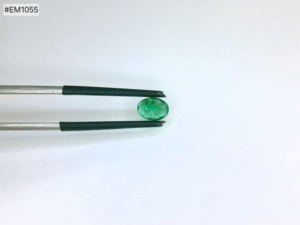 Esmeralda Zambiana de Forma Ovalada de 0.69ct, Gema Suelta Premium, Tono de Color Suave, Acabado Superior para Colecciones de Joyería Ligera - Product Image 2