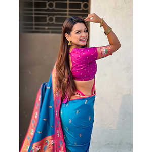 Elegante Sari Paithani de Seda Suave Azul con Diseño de Cisne para Vestidos de Noche - Product Image 3