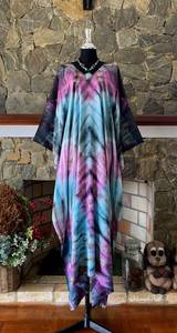 Robe maxi caftan en rayonne tie-dye shibori faite à la main, style bohème, coupe décontractée, idéale pour les vacances - Product Image 3