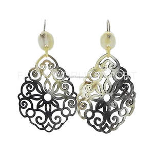 Boucles d'oreilles ethniques en corne de vache de couleur naturelle pour femmes bijoux faits à la main boucles d'oreilles à breloques en corne de buffle par FWE - Product Image 1