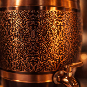 Dispensador de Bebidas de Cobre Vintage con Diseño Grabado Ornamentado, Acabado Negro, Tapa con Grifo y Soporte Elevado para Hogar, Hotel, Restaurante - Product Image 2