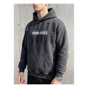 Sudadera con Capucha Negra para Hombre, Estilo Urbano, con Estampado Gráfico Desgastado, de Felpa, con Detalles Recortados - Product Image 4