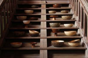 Tazón de Madera de Acacia Suar con Incrustaciones de Bambú Negro, Hecho a Mano, Ecológico, Apto para Alimentos, Tazón para Servir de Bali - Product Image 3