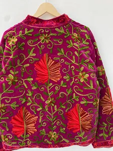 Chaqueta Suzani de terciopelo rosa hecha a mano con bordado de motivos florales rojos, abrigo étnico bohemio para mujer - Product Image 4