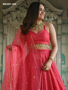 Hermoso Conjunto de Blusa y Lehenga en Georgette con Bordado de Hilo y Lentejuelas, Corte en A, Color Rosa Coral, con Flecos de Perlas, Moda Femenina - Product Image 2