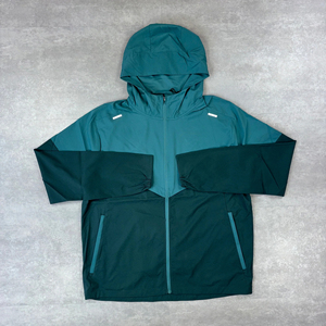 Chaqueta cortavientos clásica para hombre hecha con material transpirable que garantiza una comodidad superior, protección contra el viento y libertad de movimiento. - Product Image 6