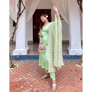 Ensemble de costume en satin vert taille XS Tashi - Product Image 1