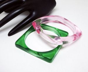 Juego de Brazaletes de Resina con Forma de Corona Clásica para Mujer, Hechos a Mano en Uttar Pradesh, para Aniversarios - Product Image 6