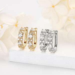 Pendientes Pequeños de Oro de Moda en Oferta, Joyería de Acero Inoxidable Unisex para Hombre y Mujer, Estilo Clásico Disponible para la Venta - Product Image 1